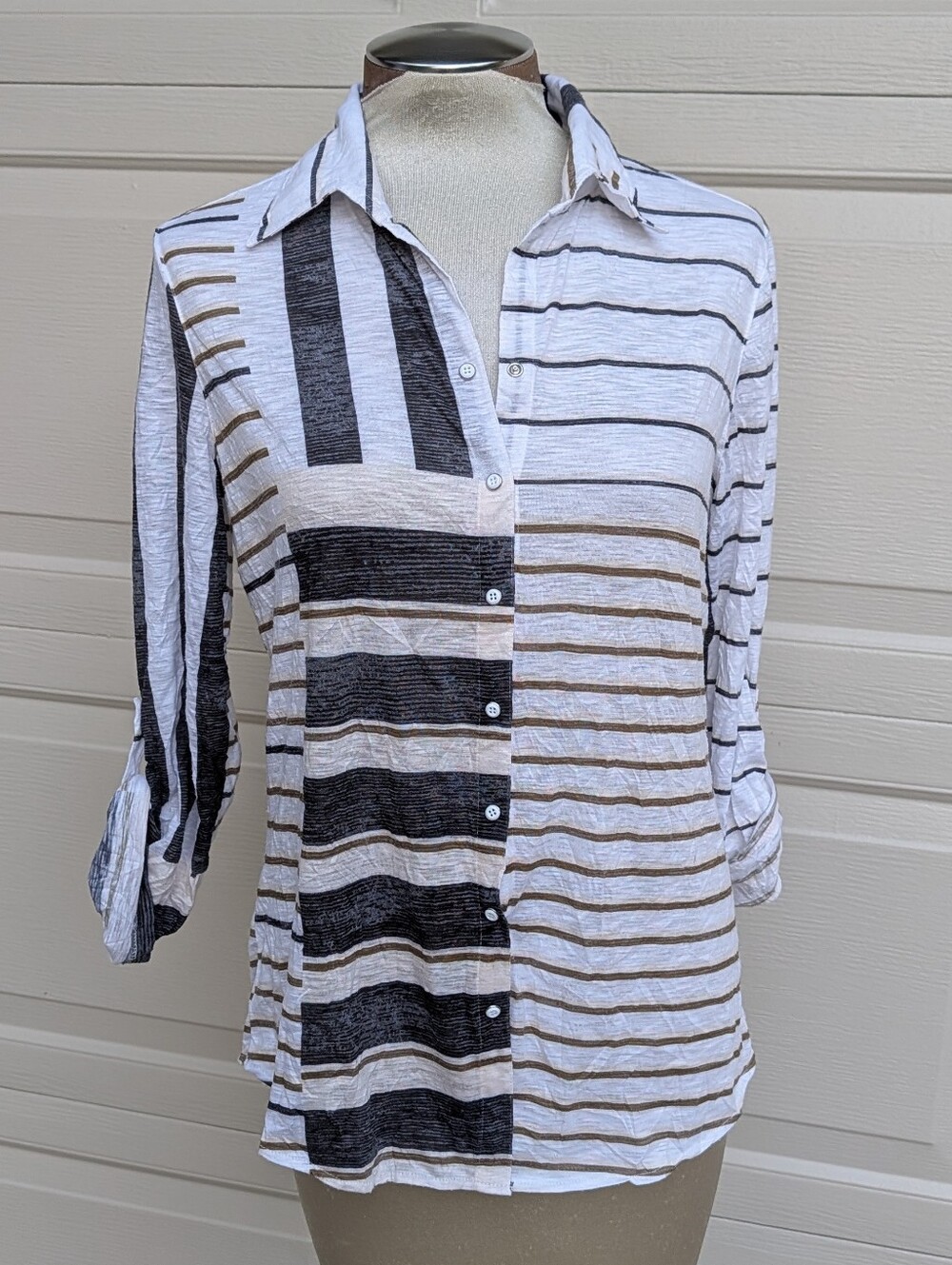 DAVID CLINE snap front roll sleeve top M